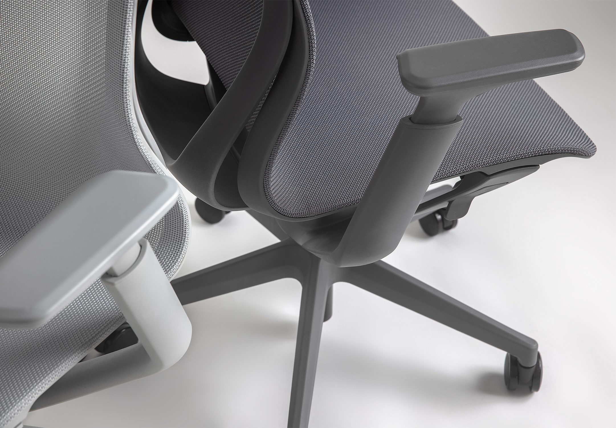 Detaliu spătar mesh scaun Aria