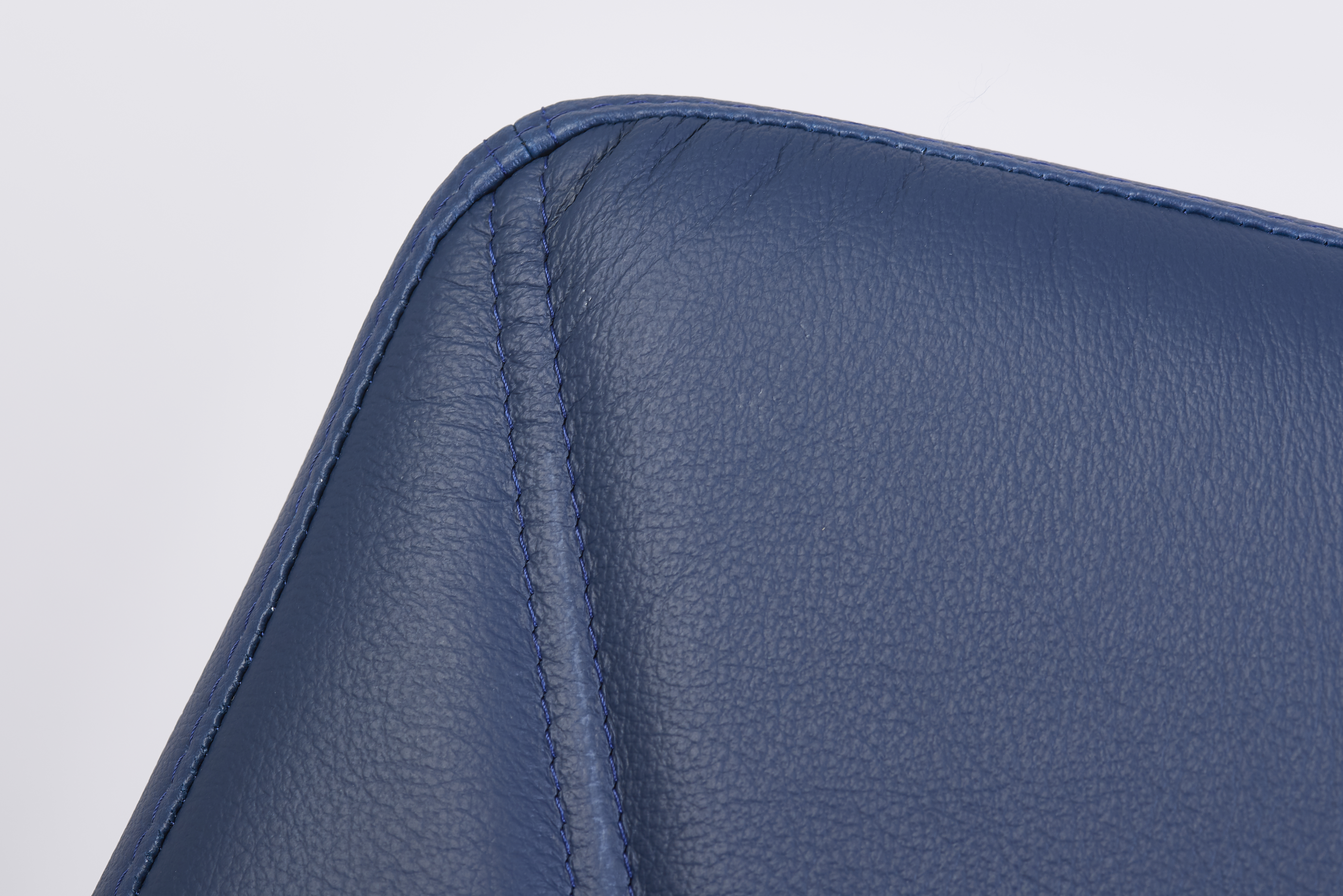 Detaliu colț spătar scaun