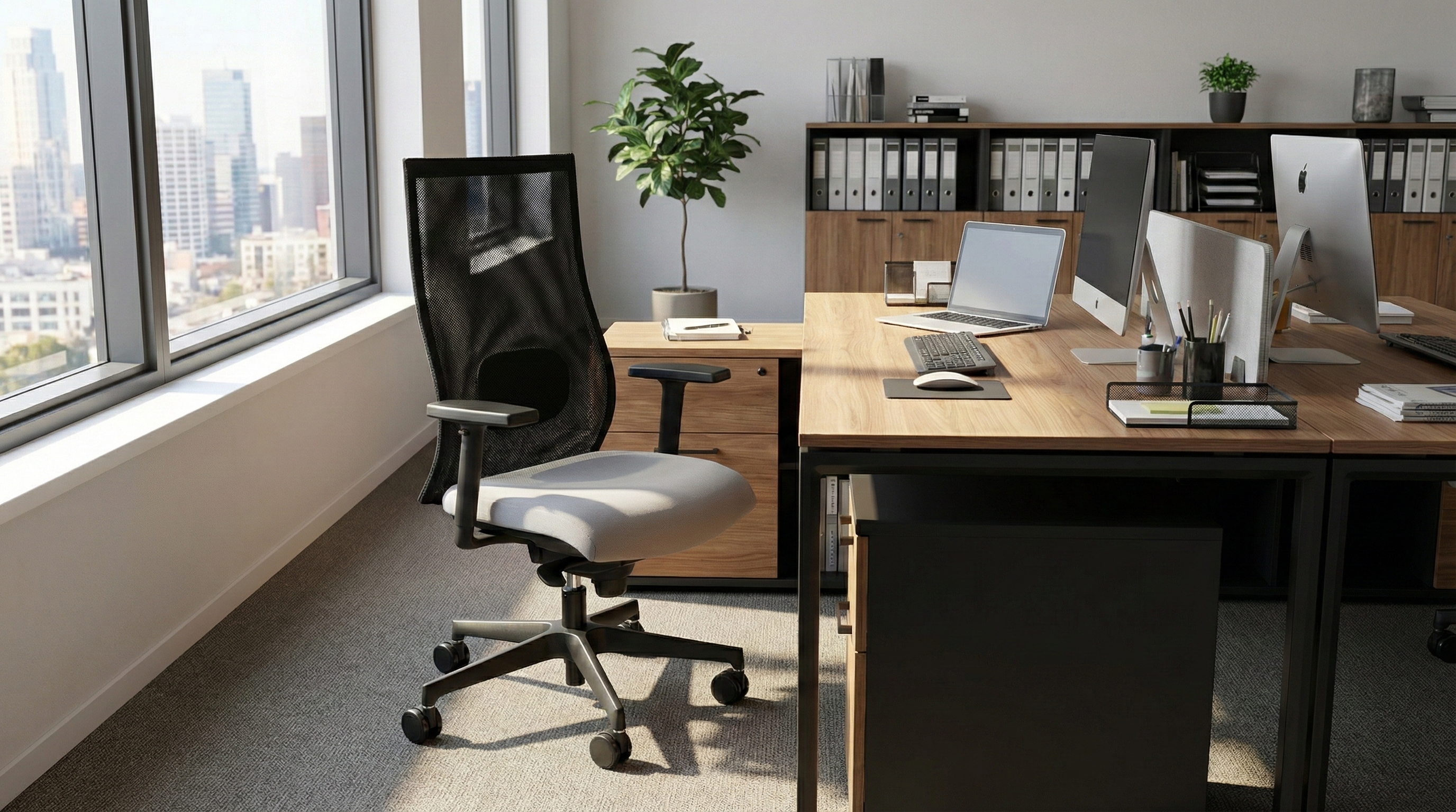 Scaun ergonomic Iron într-un birou modern